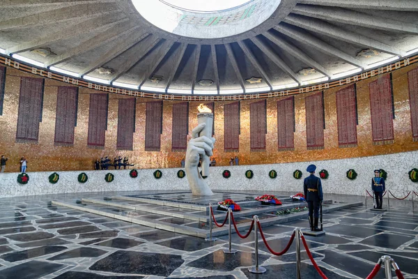 Cambio della guardia d'onore alla fiamma eterna nella sala di — Foto Stock