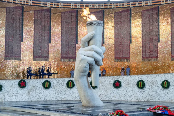 Change of the guard of honor at the eternal flame in the hall of — Stock Photo, Image