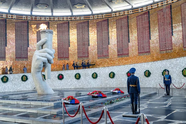 Cambio della guardia d'onore alla fiamma eterna nella sala di — Foto Stock