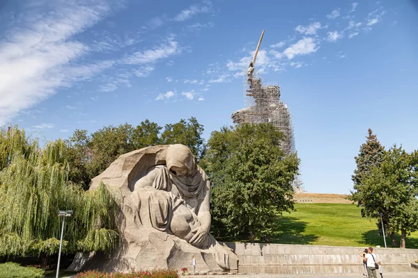 Mamaev Kurgan'ın yeniden inşa anıtı "Anavatan". Statu — Stok fotoğraf