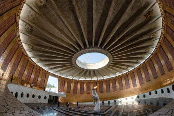 Sala della gloria militare con una torcia di fiamma eterna in memoria o Foto Stock