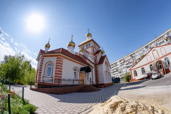La construction de l'église de tous les saints russes de brique blanche — Photo