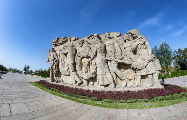 Composizione scultorea multi-figura "memoria di generazioni" a t — Foto Stock