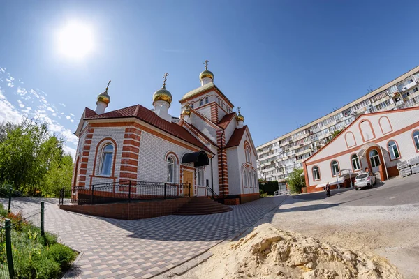 O edifício da Igreja de todos os santos russos de tijolo branco — Fotografia de Stock