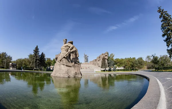 Monumento "Levantar-se à morte" dedicado ao guerreiro soviético — Fotografia de Stock