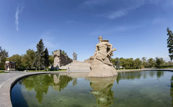 Pomnik "stanąć na śmierć" poświęcony Radzieckiemu wojownikowi — Zdjęcie stockowe