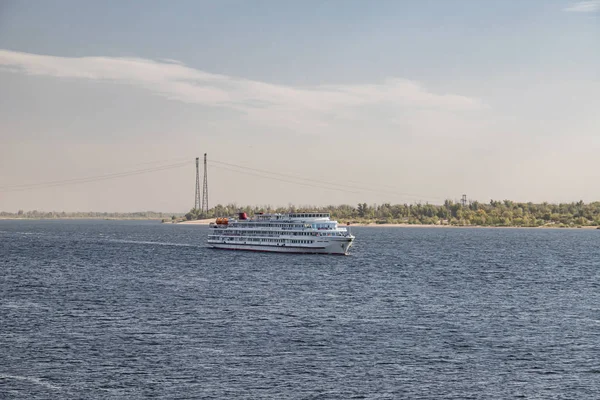 Passagiersschip Alexander Suvorov drijft op de Wolga langs een tentje — Stockfoto