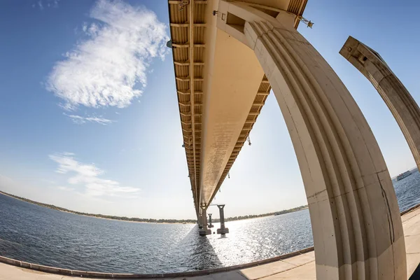 川を渡って建設中の橋の底面図 — ストック写真
