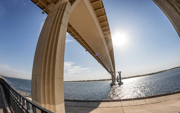 Bottom View van brug in aanbouw aan de overkant van de rivier — Stockfoto