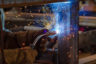 Yarı otomatik Kaynak kıvılcım ve duman ile