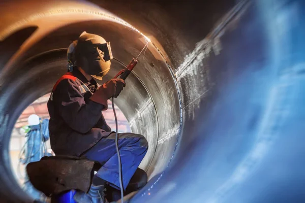 Welding works inside the large diameter heat exchanger housin — Stock Photo, Image