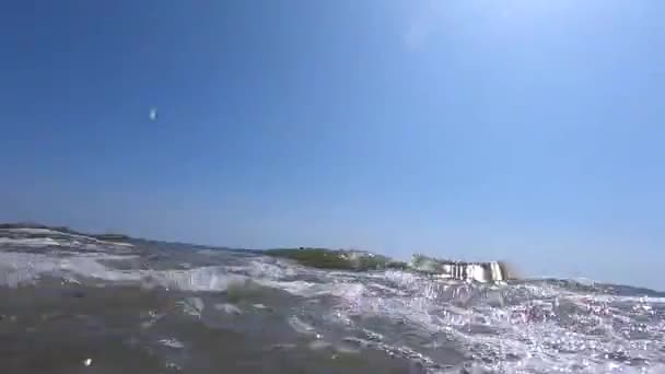 Små Vågor Stranden Rulla Över Kameran Och Täck Den — Stockvideo