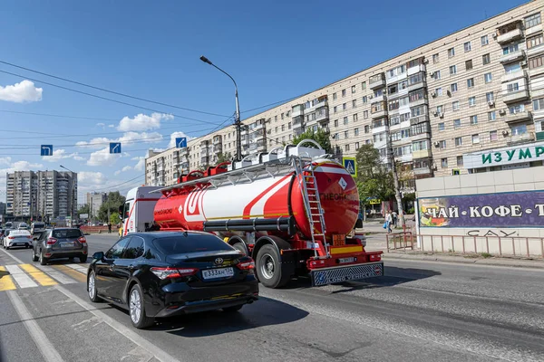 Ciężarówka do transportu produktów naftowych malowane w kolorach o — Zdjęcie stockowe
