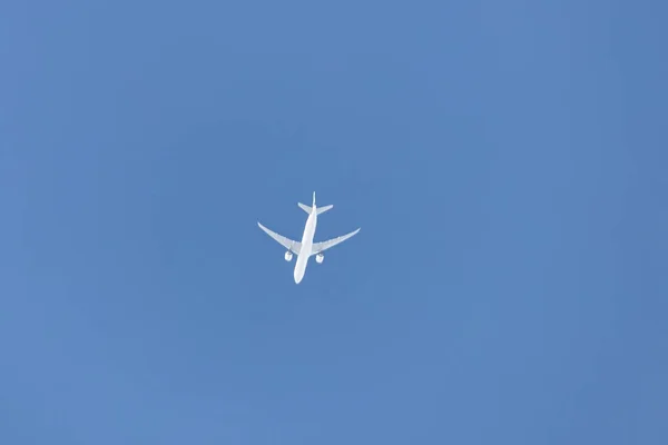 Un petit avion de passagers vole haut dans le ciel — Photo