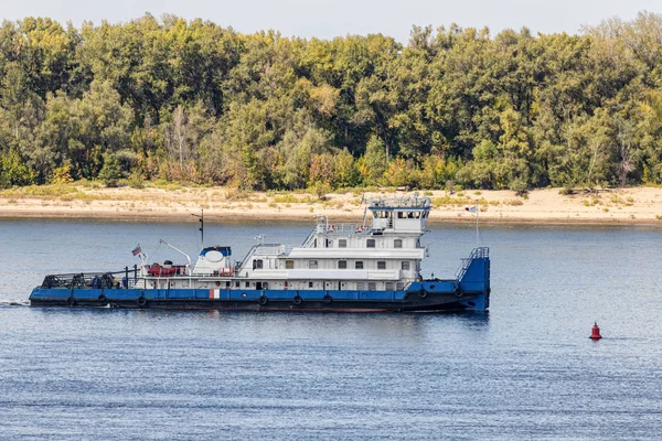 Rivier sleepboot zonder vracht drijvend op rivier — Stockfoto