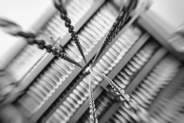 Tesisteki dükkanın içindeki yükleri kaldırmak için zincir vinç