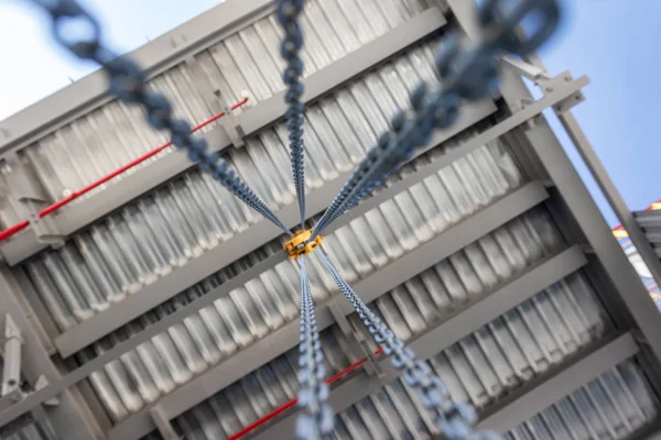 Treuil à chaîne pour soulever des charges à l'intérieur des ateliers de l'usine — Photo