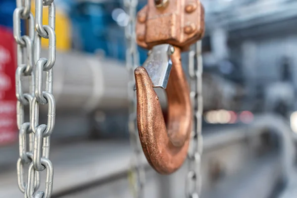 Chain winch for lifting loads inside shop premises at plant — ストック写真