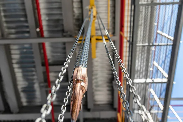 Guincho de corrente para levantamento de cargas dentro das instalações da loja na fábrica — Fotografia de Stock