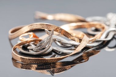 Zarif sıradışı gümüş zincir ve altın zincir.