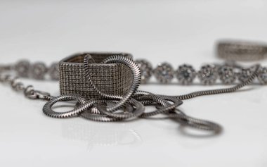 Gümüş mücevherler: Yüzükler, zincirler ve bilezikler