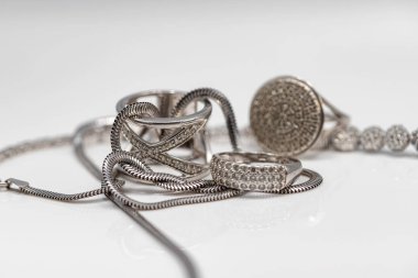 Gümüş mücevherler: Yüzükler, zincirler ve bilezikler