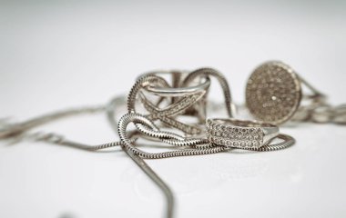 Gümüş mücevherler: Yüzükler, zincirler ve bilezikler