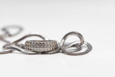 Zarif gümüş elmas yüzük ve zarif desenli gümüş zincir.