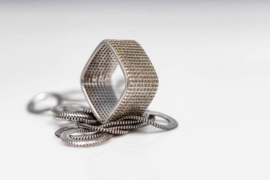 Kare gümüş elmas yüzük ve gümüş yılan zinciri