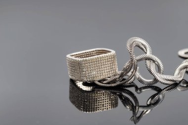 Kare gümüş elmas yüzük ve gümüş yılan zinciri