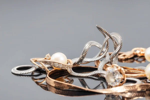 Eine Vielzahl von Formen von Schmuckketten und Ringen mit Perlen — Stockfoto