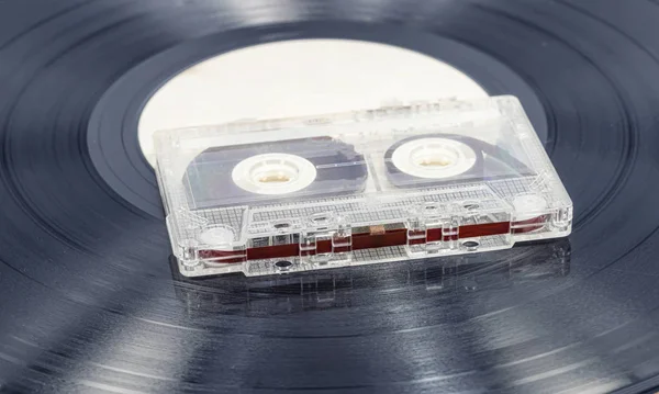 Dijital çağdan önce ortam: ses kaseti ve vinil kayıt — Stok fotoğraf