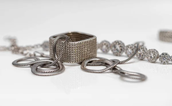 Čtvercový stříbrný diamantový prsten a stříbrný hadí řetěz — Stock fotografie