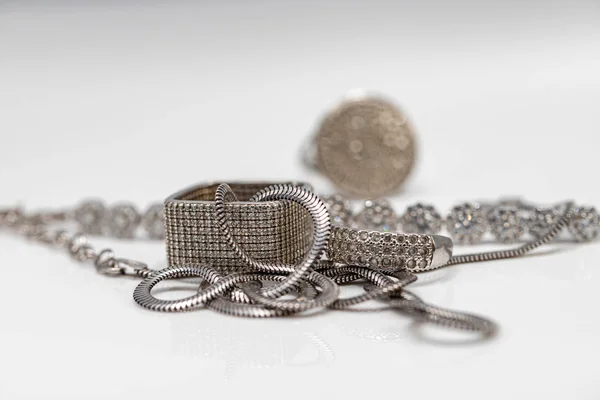 Biżuteria srebrna: pierścionki, łańcuszki i bransoletki — Zdjęcie stockowe