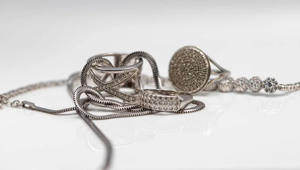 银珠宝：戒指、锁链和手镯 — 图库照片