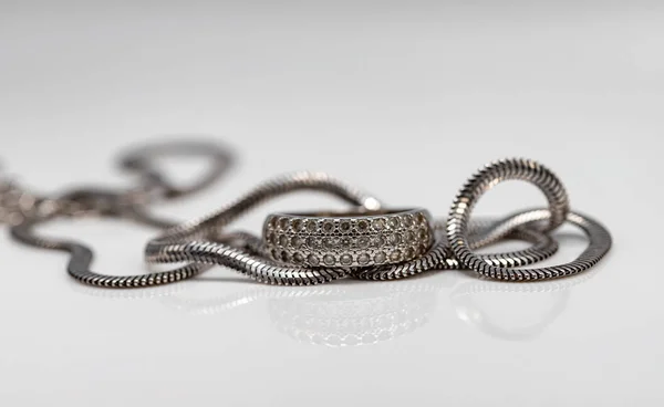 Delikatny srebrny diamentowy pierścień i srebrny łańcuch z eleganckim wzorem — Zdjęcie stockowe
