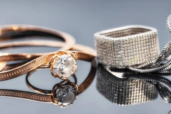 Una variedad de formas de joyería Cadenas y anillos de oro y plata —  Fotos de Stock