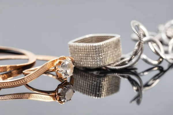 Uma variedade de formas de jóias Correntes e anéis de ouro e prata — Fotografia de Stock