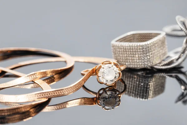 Una varietà di forme di gioielli Catene e anelli in oro e argento — Foto Stock