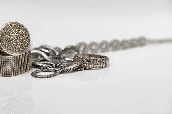 Bijoux en argent : bagues, chaînes et bracelets — Photo