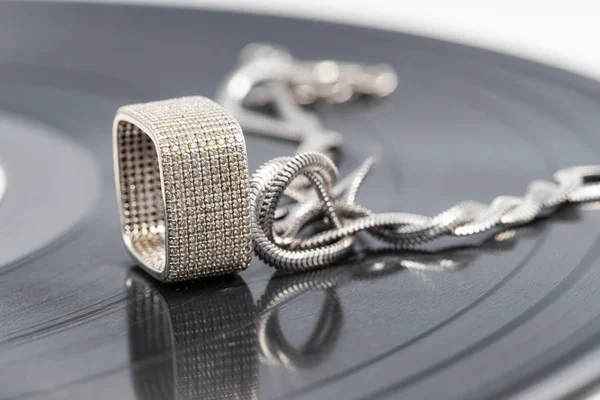 Négyzet ezüst gyémánt gyűrű és ezüst kígyó lánc Stock Kép