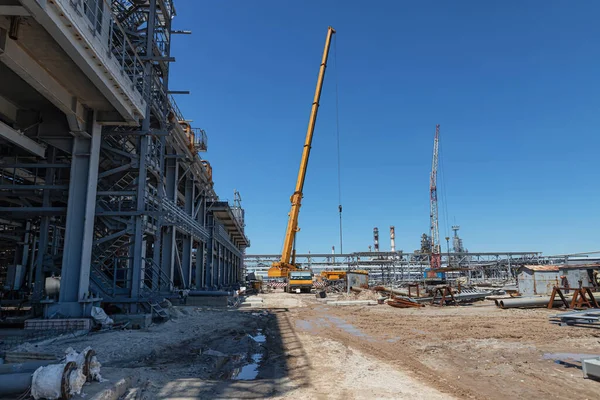 Een Grote Gele Vrachtwagenkraan Staat Klaar Werken Bouwplaats Van Nieuwe — Stockfoto