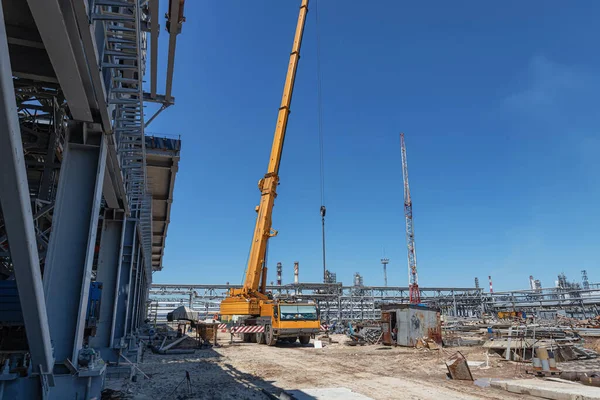 Een Grote Gele Vrachtwagenkraan Staat Klaar Werken Bouwplaats Van Nieuwe — Stockfoto