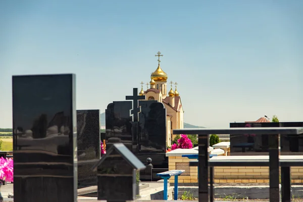 Üzerinde Ortodoks Haçı Olan Tek Bir Mermerden Yapılmış Bir Mezar — Stok fotoğraf