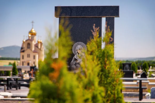 Czarny Marmurowy Nagrobek Wizerunkiem Prawosławnej Ikony Cmentarz Górski Rejon Kaukaz — Zdjęcie stockowe