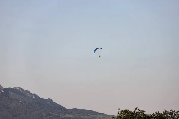 Tourists Fly Motorcycle Paragliders Mountain Range — Stock Photo, Image