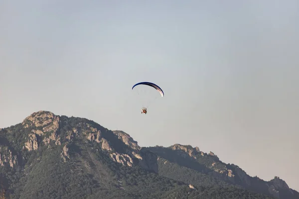 Toeristen Vliegen Motorfiets Paragliders Bergketen — Stockfoto