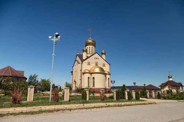 Igreja Cristã Tijolo Leve Com Cúpulas Douradas Cruzes — Fotografia de Stock