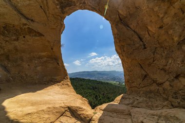 Ring Dağı 'nın tepesinin manzarası. Kaya oluşumları dağın tepesinde bir halka şeklinde bir kemer oluşturdu.
