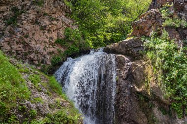 Bal şelalelerinin üzerinden düşen suyun görüntüsü. Şelalenin adı, eski zamanlarda şelalenin yakınındaki kayalarda yuva yapmış arıların olduğu yerel bir efsaneden geliyor..